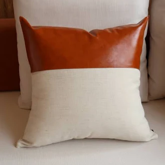 Almofada em couro ecológico e linhão para deixar o ambiente estiloso e aconchegante. Essa almofada tem tamanho quadrado com 48x48, feita com tecido couro caramelo ecológico e linho offwhite.