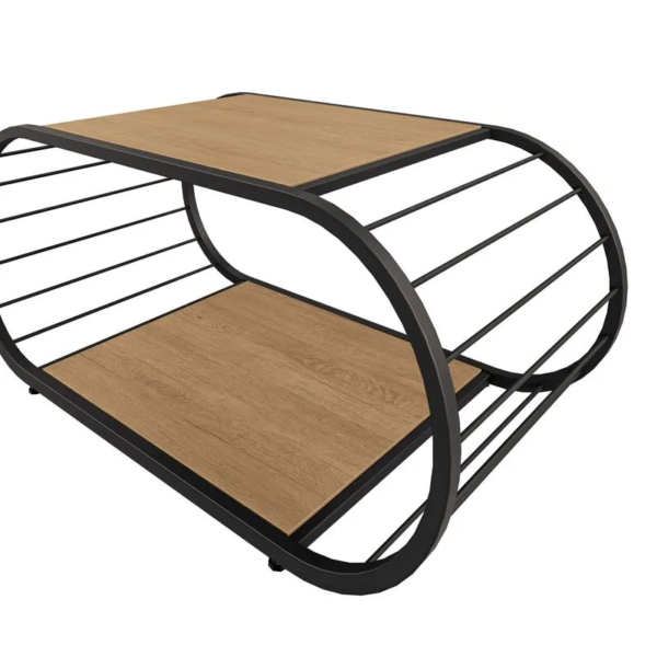 O estilo e a modernidade que você e sua sala de estar merecem, está nesta mesa de centro de linha industrial. Com um design único e moderno, a mesa conta com estrutura metálica resistente, pintada com tinta epóxi na cor preto fosco, o que garante maior durabilidade contra a umidade e um acabamento lindo. Seu formato oval, proporciona comodidade e beleza ao ambiente, assim como o detalhe vazado nas laterais, que tornam a peça moderna e cheia de estilo. Com tampo e base amadeirada, em chapa MDP de 15mm na cor freijó, contando com a textura dos veios da madeira, você terá uma composição perfeita, deixando sua sala de estar completa. Fácil de montar, a mesa conta com sapatas reguláveis, facilitando o ajuste em todos os pisos e proporcionando mais estabilidade.