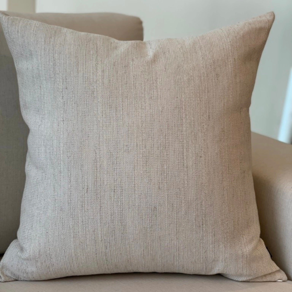Almofada em linho tramado para deixar o ambiente estiloso e aconchegante. Essa almofada tem tamanho quadrado com 48x48, feita com linho tramado offwhite.