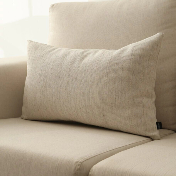 Almofada retangular em linho tramado para transformar sua casa em um lar com estilo e conforto. Perfeita para deixar o ambiente mais aconchegante. Essa almofada maravilhosa tem shape retangular e é feita com linho tramado offwhite.