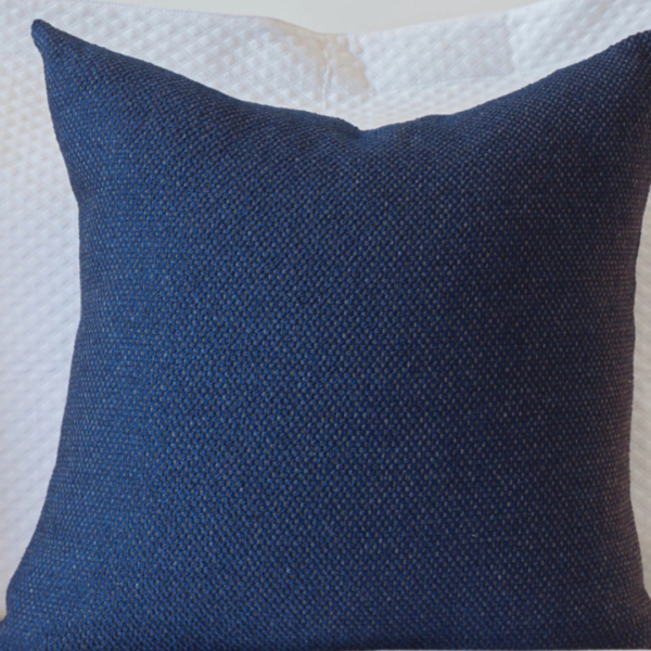 Almofada em linho tramado para deixar o ambiente estiloso e aconchegante. Essa almofada tem tamanho quadrado com 48x48, feita com linho tramado azul marinho.