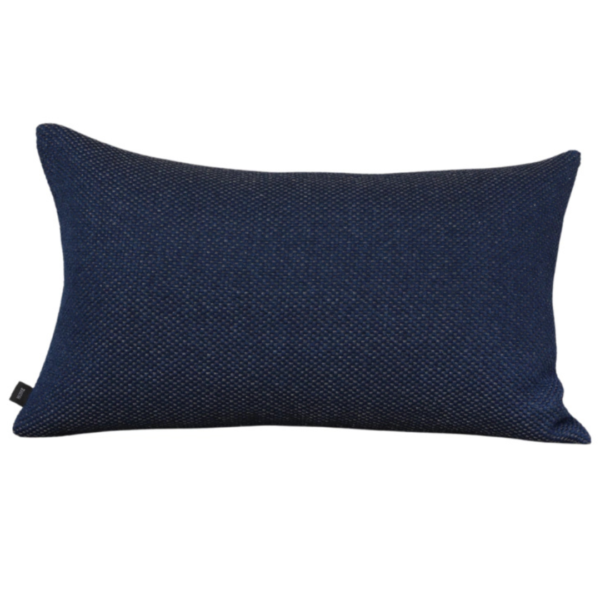 Almofada retangular em linho tramado para transformar sua casa em um lar com estilo e conforto. Perfeita para deixar o ambiente mais aconchegante. Essa almofada maravilhosa tem shape retangular e é feita com linho tramado azul marinho.