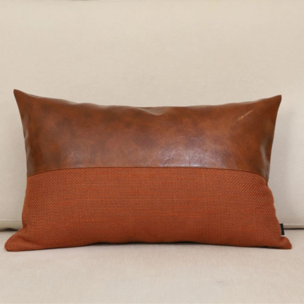 Almofada retangular em couro ecológico e linhão para transformar sua casa em um lar com estilo e conforto. Perfeita para deixar o ambiente mais aconchegante. Essa almofada maravilhosa tem shape retangular e é feita com couro ecológico caramelo e linho tramado cobre.