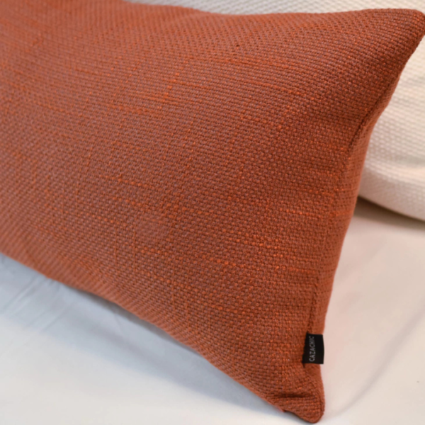Almofada em linho tramado para deixar o ambiente estiloso e aconchegante. Essa almofada tem tamanho Retangular com 28x48, feita com linho tramado cobre.