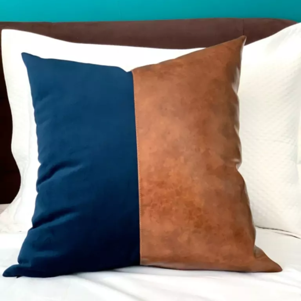 Almofada em veludo de alto padrão e couro ecológico para deixar o ambiente estiloso e aconchegante. Essa almofada tem tamanho quadrado com 48x48, feita com tecido veludo azul marinho e couro ecológico caramelo.