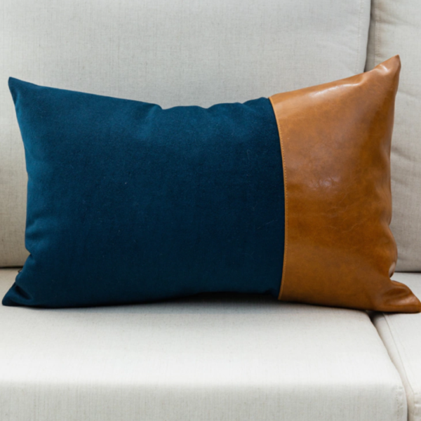 Almofada retangular em veludo e couro ecológico moderna e super versatil, esta peça é linda para dar um toque todo especial na sua poltrona ou sofá. Luxo e Sofisticação com estilo. Essa almofada maravilhosa tem shape retangular e é feita com veludo azul e couro ecólogico caramelo.