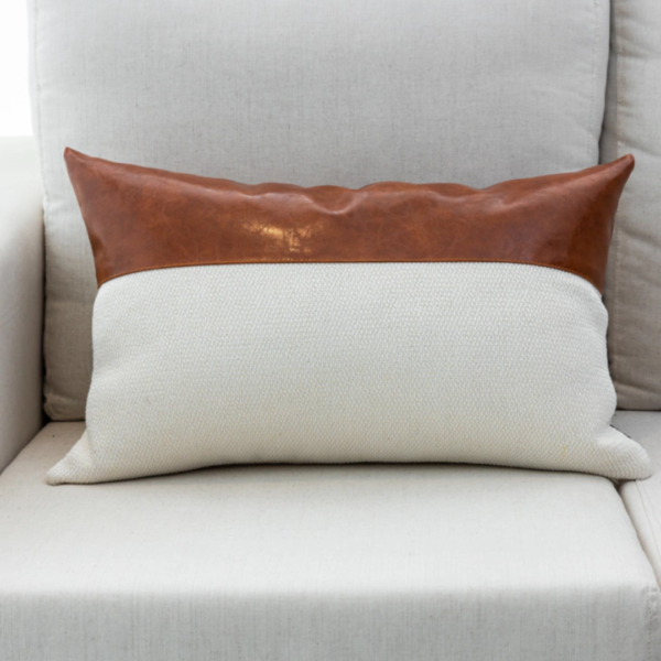 Almofada retangular em linhão e couro para transformar sua casa em um lar com estilo e conforto. Perfeita para deixar o ambiente mais aconchegante. Essa almofada maravilhosa tem shape retangular e é feita com linhão e couro.