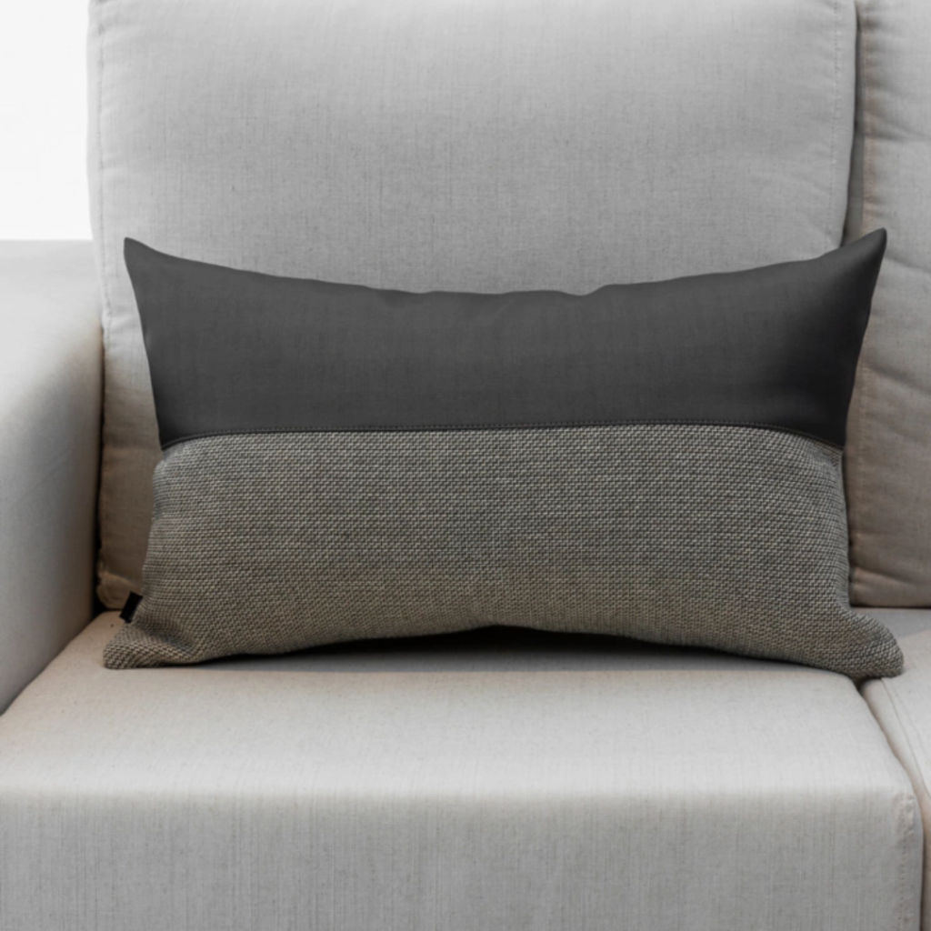 Almofada retangular em linhão e couro ecológico para transformar sua casa em um lar com estilo e conforto. Perfeita para deixar o ambiente mais aconchegante. Essa almofada maravilhosa tem shape retangular e é feita com linhão e couro.