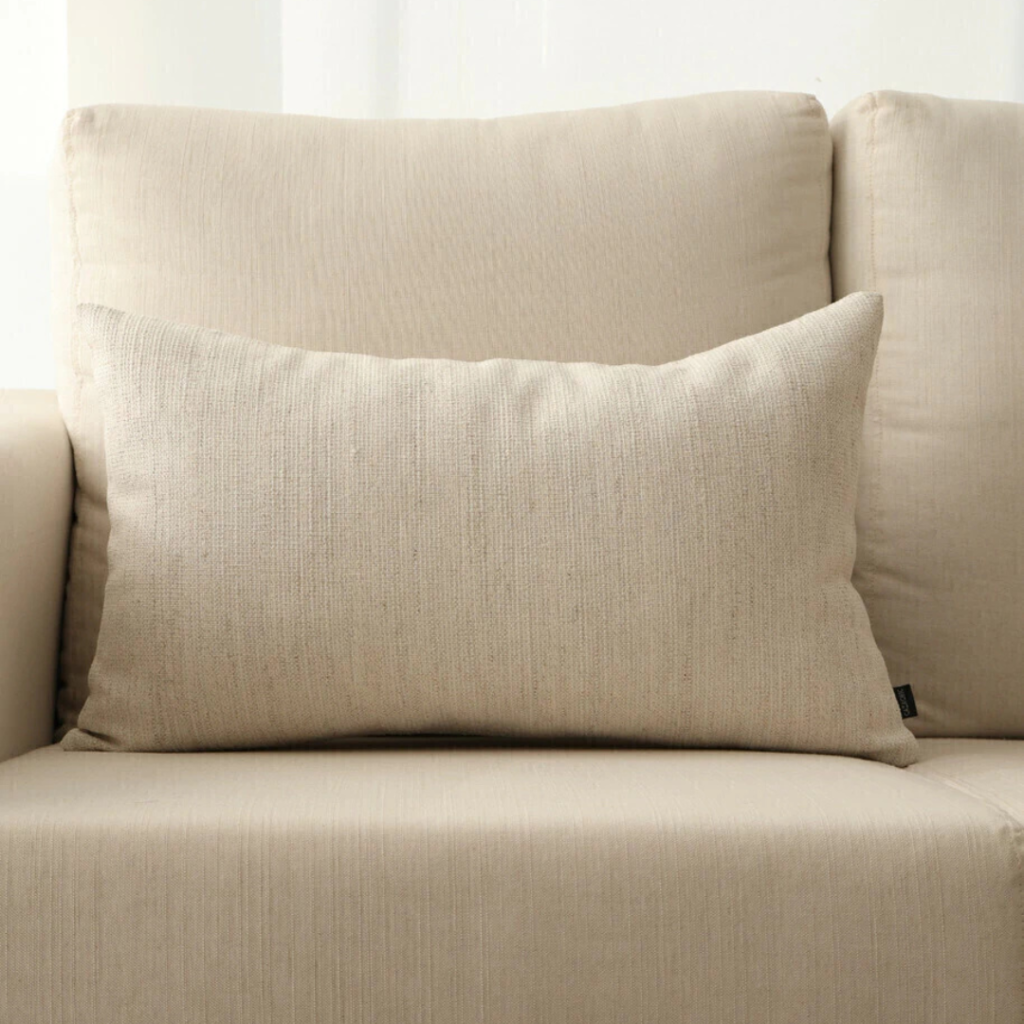 Almofada retangular em linho tramado para transformar sua casa em um lar com estilo e conforto. Perfeita para deixar o ambiente mais aconchegante. Essa almofada maravilhosa tem shape retangular e é feita com linho tramado offwhite.