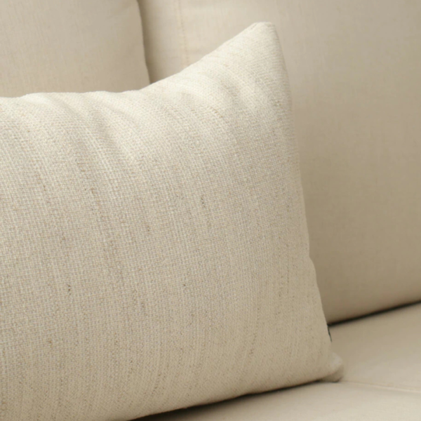 Almofada retangular em linho tramado para transformar sua casa em um lar com estilo e conforto. Perfeita para deixar o ambiente mais aconchegante. Essa almofada maravilhosa tem shape retangular e é feita com linho tramado offwhite.