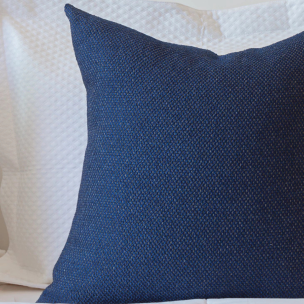 Almofada em linho tramado para deixar o ambiente estiloso e aconchegante. Essa almofada tem tamanho quadrado com 48x48, feita com linho tramado azul marinho.