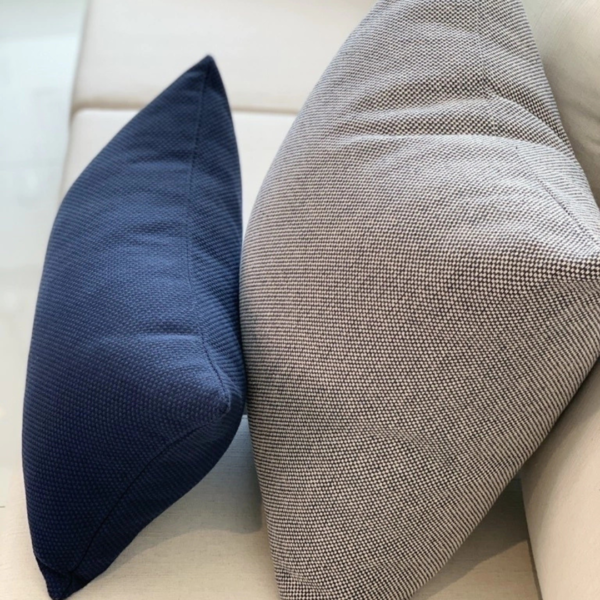 Almofada retangular em linho tramado para transformar sua casa em um lar com estilo e conforto. Perfeita para deixar o ambiente mais aconchegante. Essa almofada maravilhosa tem shape retangular e é feita com linho tramado azul marinho.