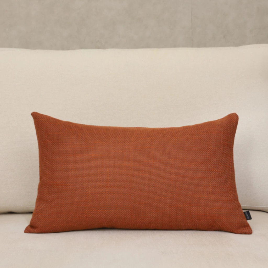 Almofada em linho tramado para deixar o ambiente estiloso e aconchegante. Essa almofada tem tamanho Retangular com 28x48, feita com linho tramado cobre.