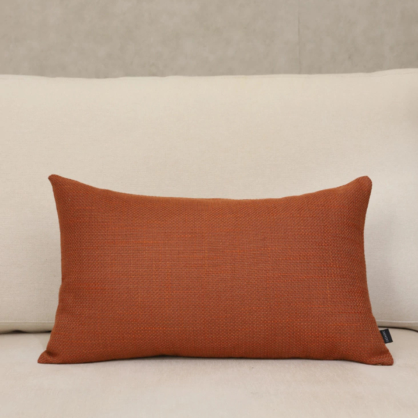 Almofada em linho tramado para deixar o ambiente estiloso e aconchegante. Essa almofada tem tamanho Retangular com 28x48, feita com linho tramado cobre.