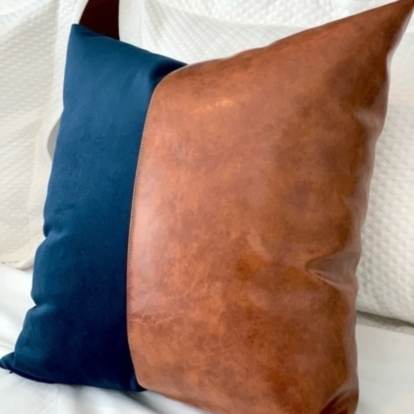 Almofada em veludo de alto padrão e couro ecológico para deixar o ambiente estiloso e aconchegante. Essa almofada tem tamanho quadrado com 48x48, feita com tecido veludo azul marinho e couro ecológico caramelo.