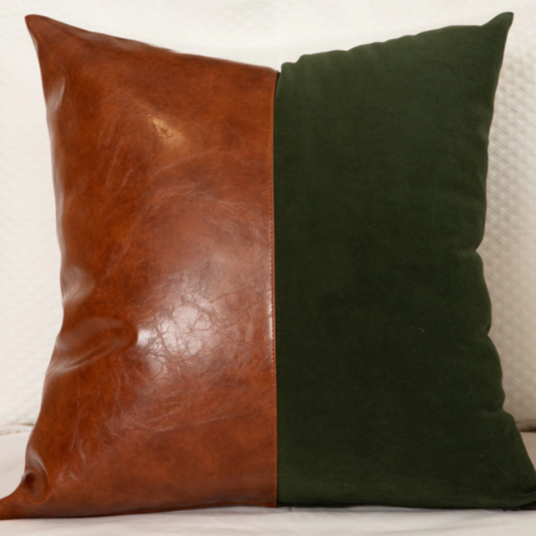 Almofada em veludo de alto padrão e couro ecológico para deixar o ambiente estiloso e aconchegante. Essa almofada tem tamanho quadrado com 48x48, feita com tecido veludo verde musgo e couro ecológico caramelo.