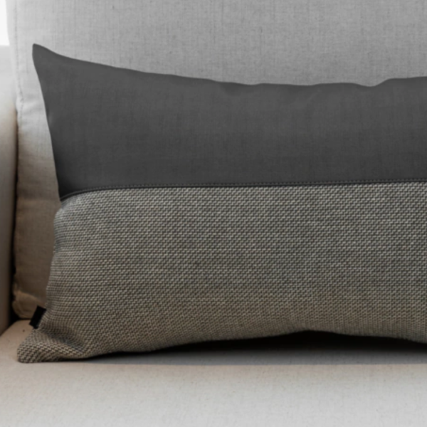 Almofada retangular em linhão e couro ecológico para transformar sua casa em um lar com estilo e conforto. Perfeita para deixar o ambiente mais aconchegante. Essa almofada maravilhosa tem shape retangular e é feita com linhão e couro.