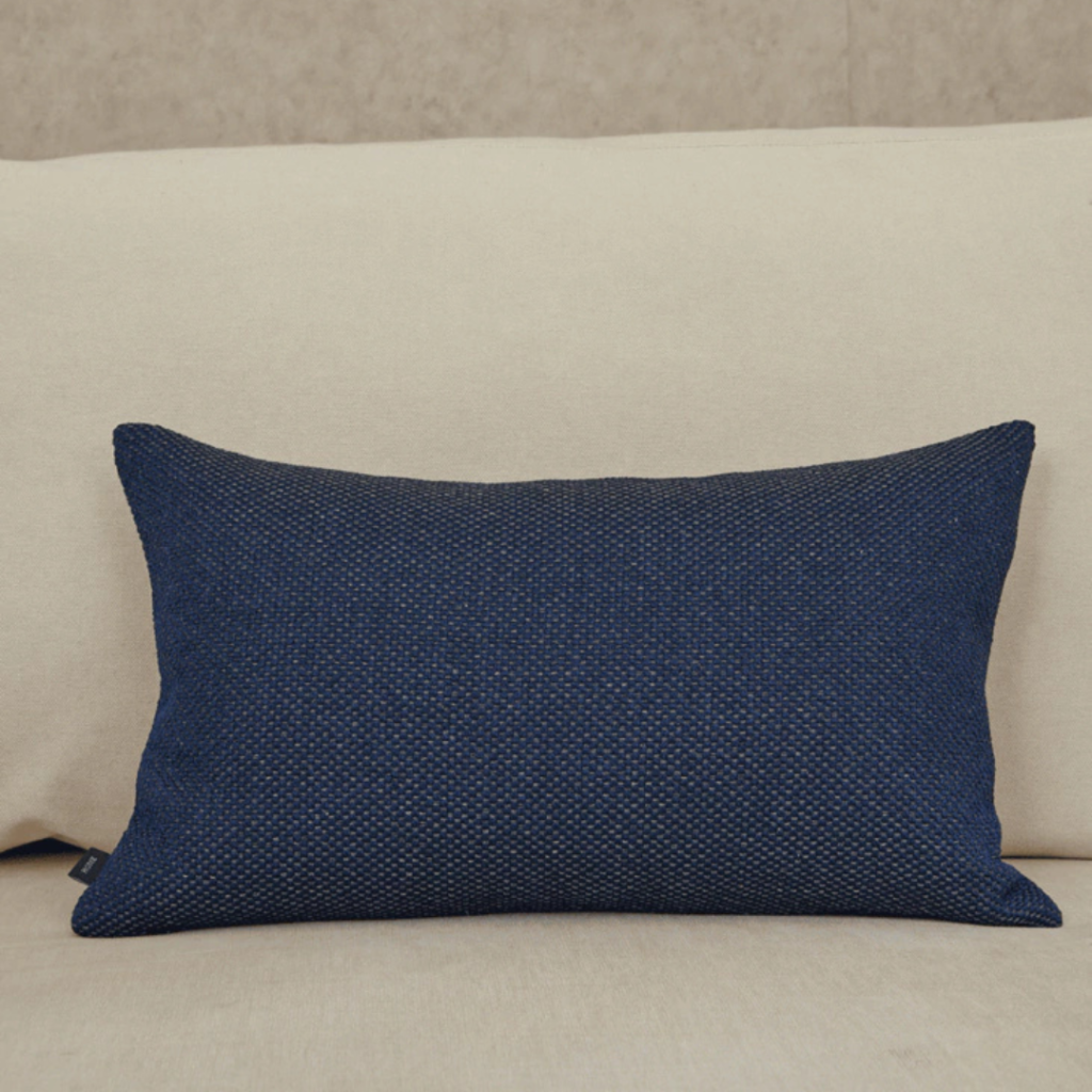Almofada retangular em linho tramado para transformar sua casa em um lar com estilo e conforto. Perfeita para deixar o ambiente mais aconchegante. Essa almofada maravilhosa tem shape retangular e é feita com linho tramado azul marinho.