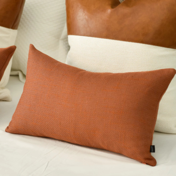 Almofada em linho tramado para deixar o ambiente estiloso e aconchegante. Essa almofada tem tamanho Retangular com 28x48, feita com linho tramado cobre.