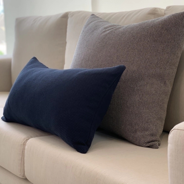 Almofada retangular em linho tramado para transformar sua casa em um lar com estilo e conforto. Perfeita para deixar o ambiente mais aconchegante. Essa almofada maravilhosa tem shape retangular e é feita com linho tramado azul marinho.