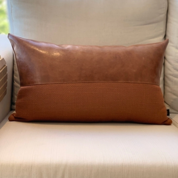 Almofada retangular em couro ecológico e linhão para transformar sua casa em um lar com estilo e conforto. Perfeita para deixar o ambiente mais aconchegante. Essa almofada maravilhosa tem shape retangular e é feita com couro ecológico caramelo e linho tramado cobre.