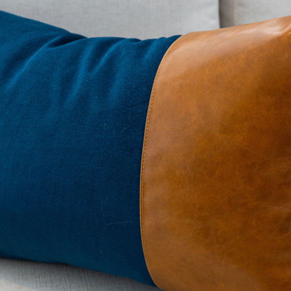 Almofada retangular em veludo e couro ecológico moderna e super versatil, esta peça é linda para dar um toque todo especial na sua poltrona ou sofá. Luxo e Sofisticação com estilo. Essa almofada maravilhosa tem shape retangular e é feita com veludo azul e couro ecólogico caramelo.