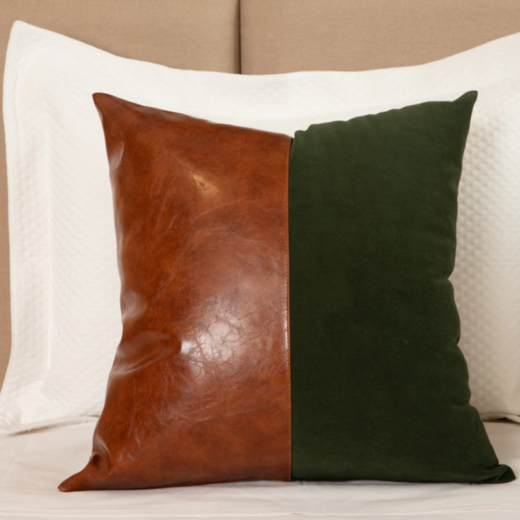 Almofada em veludo de alto padrão e couro ecológico para deixar o ambiente estiloso e aconchegante. Essa almofada tem tamanho quadrado com 48x48, feita com tecido veludo verde musgo e couro ecológico caramelo.