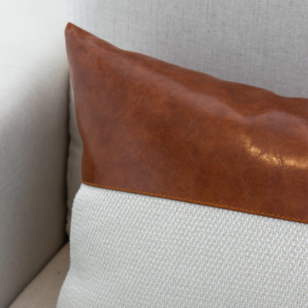 Almofada retangular em linhão e couro para transformar sua casa em um lar com estilo e conforto. Perfeita para deixar o ambiente mais aconchegante. Essa almofada maravilhosa tem shape retangular e é feita com linhão e couro.
