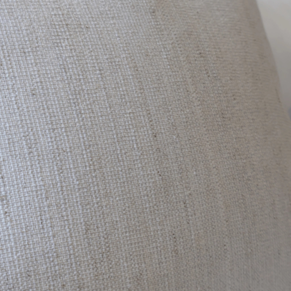 Almofada em linho tramado para deixar o ambiente estiloso e aconchegante. Essa almofada tem tamanho quadrado com 48x48, feita com linho tramado offwhite.
