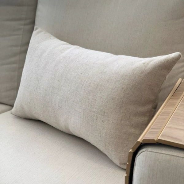 Almofada retangular em linho tramado para transformar sua casa em um lar com estilo e conforto. Perfeita para deixar o ambiente mais aconchegante. Essa almofada maravilhosa tem shape retangular e é feita com linho tramado offwhite.