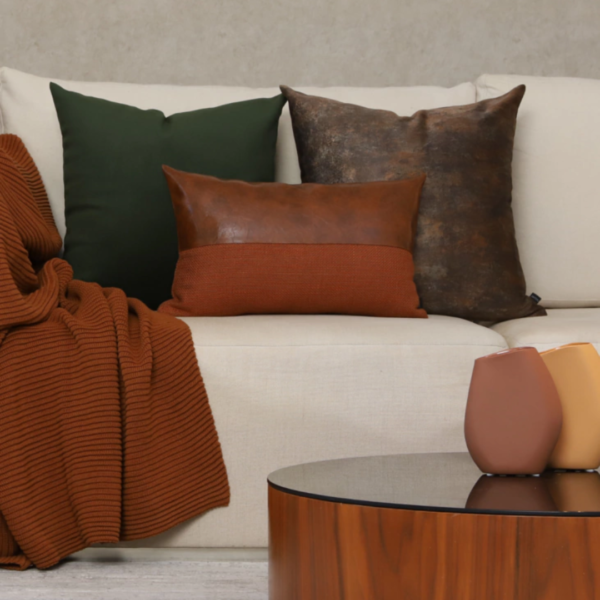 Almofada retangular em couro ecológico e linhão para transformar sua casa em um lar com estilo e conforto. Perfeita para deixar o ambiente mais aconchegante. Essa almofada maravilhosa tem shape retangular e é feita com couro ecológico caramelo e linho tramado cobre.