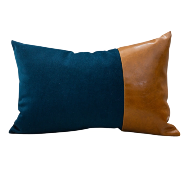 Almofada retangular em veludo e couro ecológico moderna e super versatil, esta peça é linda para dar um toque todo especial na sua poltrona ou sofá. Luxo e Sofisticação com estilo. Essa almofada maravilhosa tem shape retangular e é feita com veludo azul e couro ecólogico caramelo.