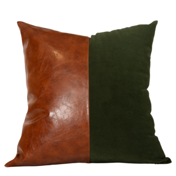 Almofada em veludo de alto padrão e couro ecológico para deixar o ambiente estiloso e aconchegante. Essa almofada tem tamanho quadrado com 48x48, feita com tecido veludo verde musgo e couro ecológico caramelo.