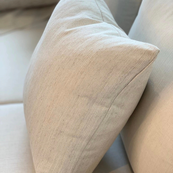 Almofada em linho tramado para deixar o ambiente estiloso e aconchegante. Essa almofada tem tamanho quadrado com 48x48, feita com linho tramado offwhite.