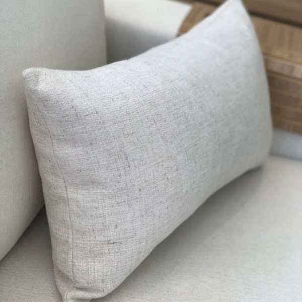 Almofada retangular em linho tramado para transformar sua casa em um lar com estilo e conforto. Perfeita para deixar o ambiente mais aconchegante. Essa almofada maravilhosa tem shape retangular e é feita com linho tramado offwhite.