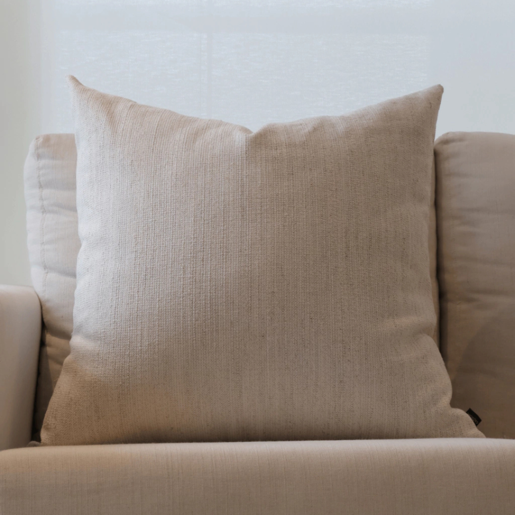 Almofada em linho tramado para deixar o ambiente estiloso e aconchegante. Essa almofada tem tamanho quadrado com 48x48, feita com linho tramado offwhite.
