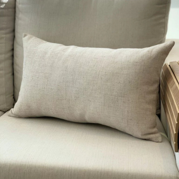 Almofada retangular em linho tramado para transformar sua casa em um lar com estilo e conforto. Perfeita para deixar o ambiente mais aconchegante. Essa almofada maravilhosa tem shape retangular e é feita com linho tramado offwhite.