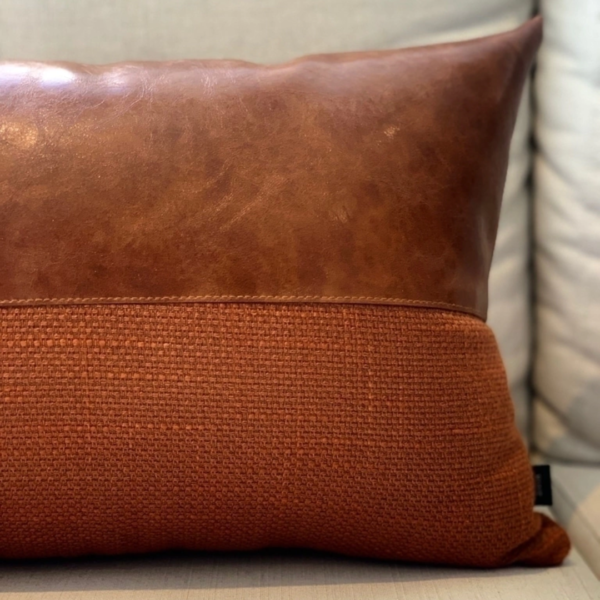 Almofada retangular em couro ecológico e linhão para transformar sua casa em um lar com estilo e conforto. Perfeita para deixar o ambiente mais aconchegante. Essa almofada maravilhosa tem shape retangular e é feita com couro ecológico caramelo e linho tramado cobre.