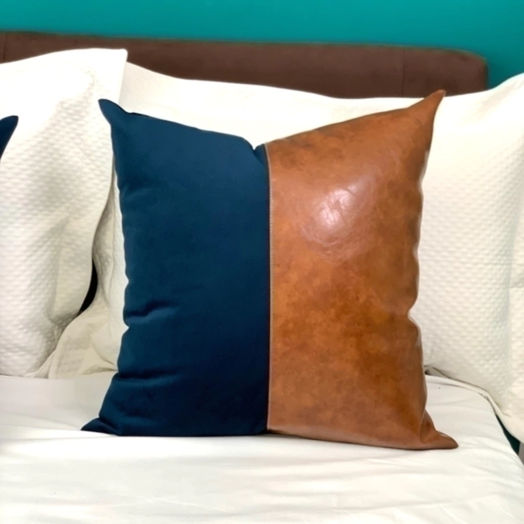 Almofada em veludo de alto padrão e couro ecológico para deixar o ambiente estiloso e aconchegante. Essa almofada tem tamanho quadrado com 48x48, feita com tecido veludo azul marinho e couro ecológico caramelo.