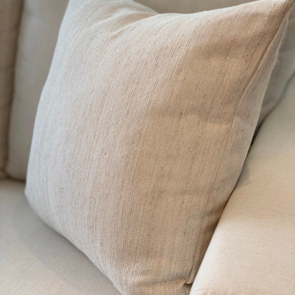 Almofada em linho tramado para deixar o ambiente estiloso e aconchegante. Essa almofada tem tamanho quadrado com 48x48, feita com linho tramado offwhite.