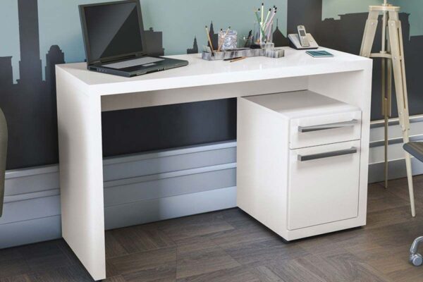 Praticidade e conforto você encontra na escrivaninha S970. Um produto de excelente qualidade, que possui um espaço lateral com uma gaveta com corrediças metálicas e uma porta para guardar os objetos necessários para facilitar seu estudo ou trabalho. Seu acabamento é na cor branco brilho.