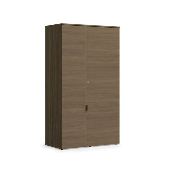Com design diferenciado, a linha de escritório Frame foi desenvolvida para aliar modernidade e conforto, tornando o ambiente de trabalho ainda mais funcional e estiloso. Com puxadores e pés metálicos e acabamento em BP, resultam em móveis ainda mais resistentes e duráveis, perfeitos para a produtividade do dia a dia corporativo ou home office. Perfeito para organização de seus documentos, o armário F210 possui chave nas Portas e amplo espaço para facilitar a sua rotina diária no ambiente de trabalho.