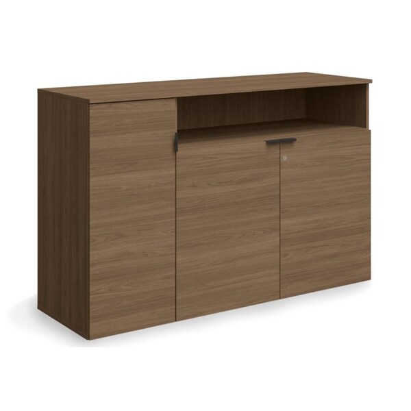 Com design diferenciado, a linha de escritório frame foi desenvolvida para aliar modernidade e conforto, tornando o ambiente de trabalho ainda mais funcional e estiloso. Com pés metálicos e acabamento em BP, resultam em móveis ainda mais resistentes e duráveis, perfeitos para a produtividade do dia a dia corporativo ou home office. O armário médio F208 com 03 portas e chave, é o móvel ideal para compor o seu escritório. De fácil organização e funcionalidade, possui espaço interno perfeito para organizar pastas e documentos de forma prática e segura.
