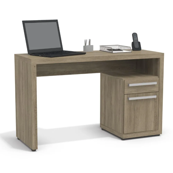 Praticidade e conforto você encontra na escrivaninha S970. Um produto de excelente qualidade, que possui um espaço lateral com uma gaveta com corrediças metálicas e uma porta para guardar os objetos necessários para facilitar seu estudo ou trabalho. Seu acabamento é na cor nogal.