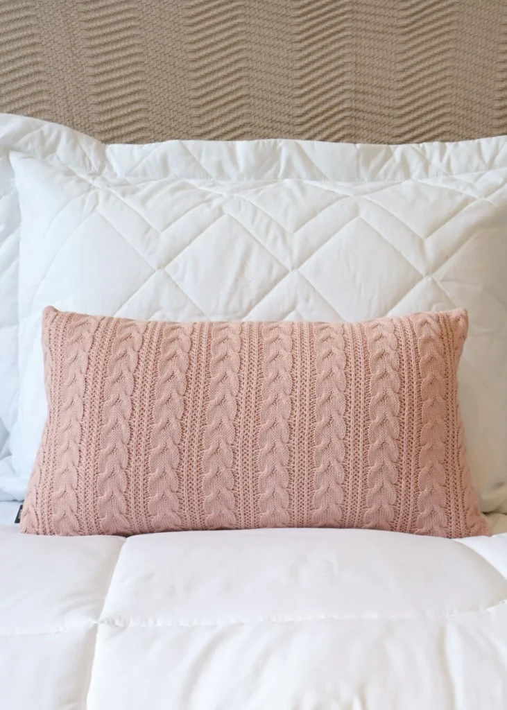 Almofada em tricot para deixar o ambiente mais aconchegante e sofisticado.