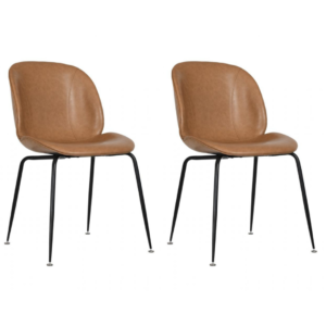 A cadeira Dinamarca apresenta uma silhueta diferenciada, unindo o tradicional ao surpreendente. Ela possui o assento estofado, criando contraste com a base minimalista em aço carbono. Ideal para ambientes modernos e minimalista.