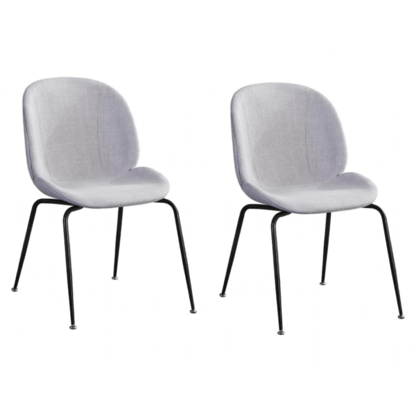 A cadeira Dinamarca apresenta uma silhueta diferenciada, unindo o tradicional ao surpreendente. Ela possui o assento estofado, criando contraste com a base minimalista em aço carbono. Ideal para ambientes modernos e minimalista.
