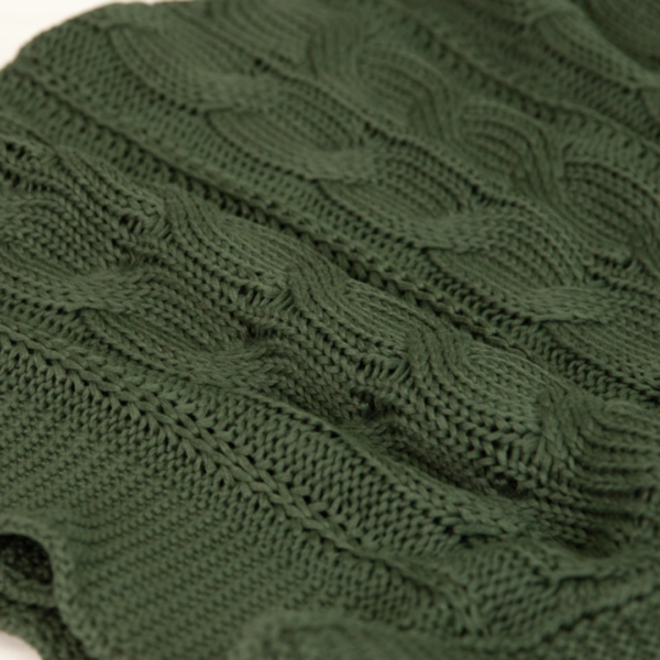 Manta peseira para cama de casal, cama queen, cama king e também funciona muito bem para sofás grandes, manta em tricot verde musgo modelo trança e com design exclusivo, peça incrível para deixar o seu ambiente estiloso e super aconchegante no inverno. O material é feito em tricot de alta qualidade, a manta é suave ao toque e muito agradável, e para garantir a durabilidade da sua manta, siga as instruções de lavagem que acompanham o produto.
