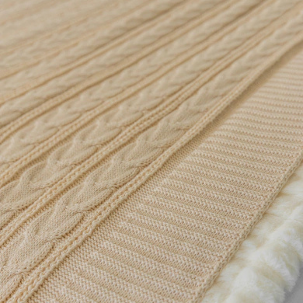 Manta peseira para cama de casal ou cama queen em tricot offwhite modelo trança e com design exclusivo, peça incrível para deixar o seu quarto estiloso e super aconchegante no inverno. O material é feito em tricot de alta qualidade, a manta é suave ao toque e muito agradável, e para garantir a durabilidade da sua manta, siga as instruções de lavagem que acompanham o produto.
