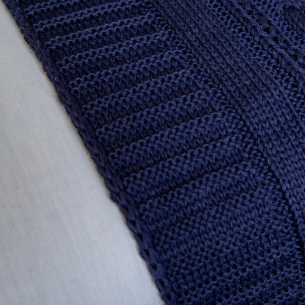 Manta peseira para cama de casal ou cama queen em tricot azul marinho modelo trança e com design exclusivo, peça incrível para deixar o seu quarto estiloso e super aconchegante no inverno. O material é feito em tricot de alta qualidade, a manta é suave ao toque e muito agradável, e para garantir a durabilidade da sua manta, siga as instruções de lavagem que acompanham o produto.